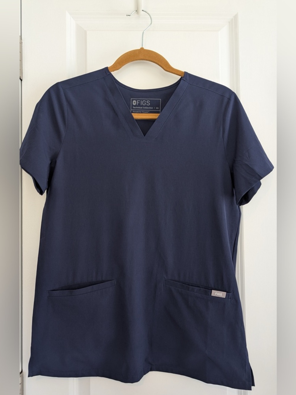 FIGS Women's Casma FIONLITE Three-Pocket Scrub Top Navy Size XS